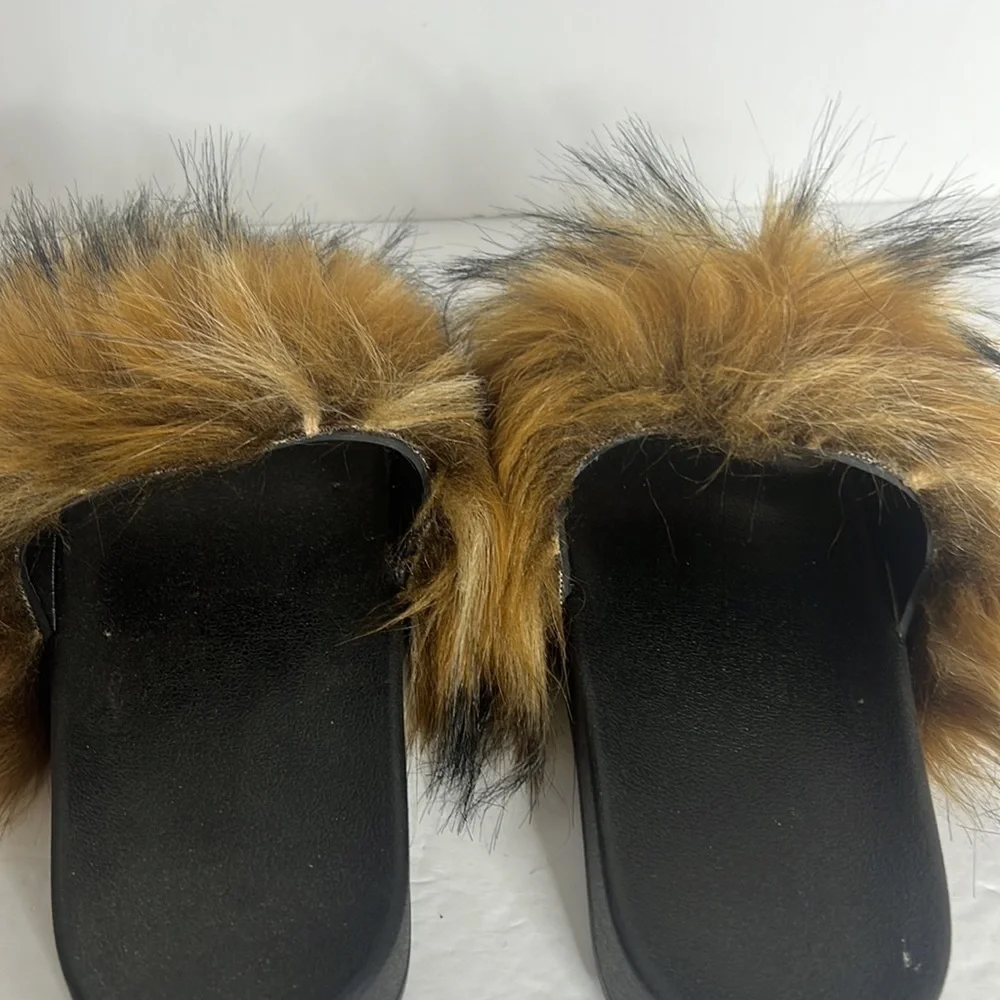 WOMANS FURRY SLIP ON SANDALS SIZE 7